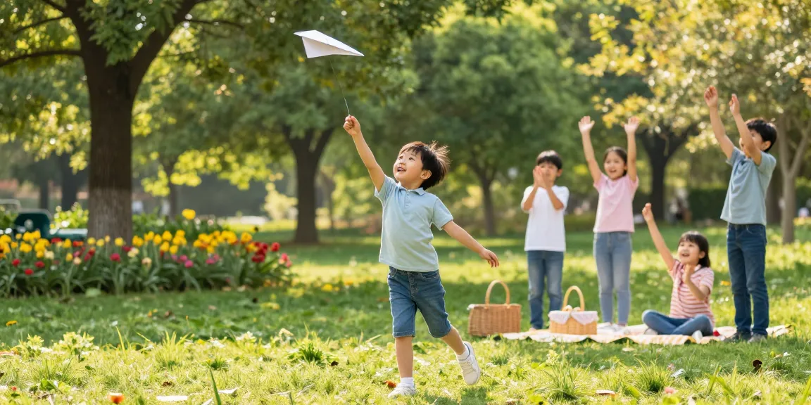 孩子在公园中放纸飞机，朋友们欢呼，享受快乐的户外时光
